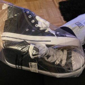 Men’s size 7 , women’s size 8.5 , unisex sneakers